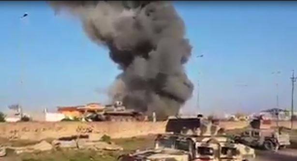 شاهد بالفيديو لحظة قصف الطيار الامريكي لمقر الشرطه الاتحاديه وهم يحاصرون الدواعش في بيجي