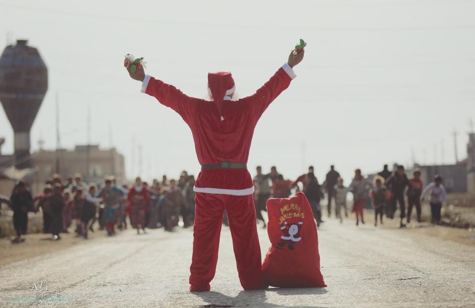 بالصور: سانتا كلوز في الموصل