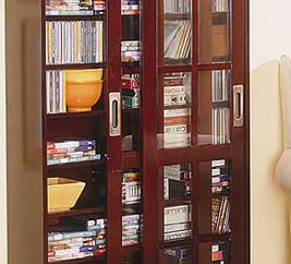 احدى المنظمات الانسانية توزع 175 مكتبة مزججة على مدارس كربلاء