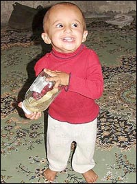 عقارب تطارد طفلا إيرانيا أينما ذهب