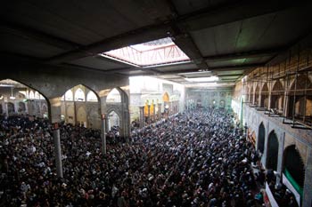 إقامة صلاة العيد في العتبة الحسينية المقدسة