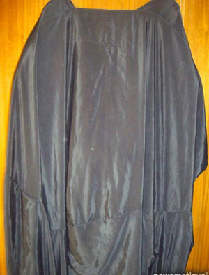 في كربلاء العباءة النسائية  تمثل رمز الحشمة والوقار للمرأة العراقية