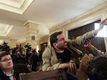 محامي منتظر الزيدي: موكلي لم يتعرض الى تعذيب