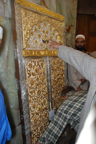 تركيب الباب الذهبية لضريح شباك الامام الحسين (عليه السلام )