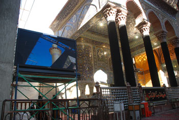 نصب شاشات كبيرة داخل الصحن الحسيني الشريف