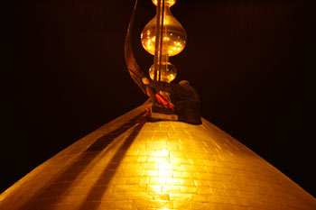 التفاصيل  الكاملة لمراسيم استبدال رايتي قبتي الإمامين الحسين والعباس (عليهم السلام )