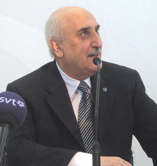 وزير التخطيط يؤكد التزام الحكومة بعدم خفض رواتب الموظفين