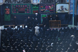 أمين عام العتبة الحسينية المقدسة يلتقي بالنساء المعزيات في يوم مدفن الإمام الحسين