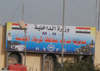 شرطة كربلاء تلقي القبض على 10 اشخاص يمزقون الدعايات الانتخابية للمرشحين