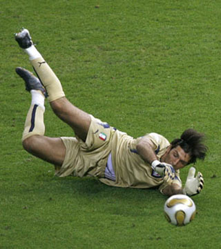 الاتحاد الدولي يختار بوفون افضل حارس مرمى في العالم