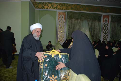 العتبة الحسينية المقدسة توزع هدايا عينية على اكثر من 100 عائلة متعففة داخل الصحن الحسيني الشريف