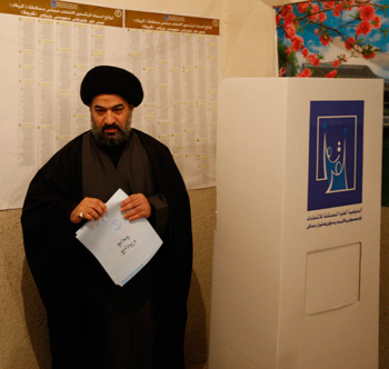 اقبال شديد للانتخابات وممثل المرجعية الدينية  في كربلاء يتقدم المشاركين في الانتخابات للادلاء بصوته