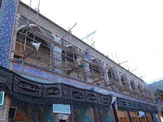 الكوادر العراقية تشرع بتغليف الضلع الجنوبي للأواوين الجديدة في العتبة العباسية المقدسة