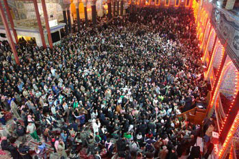 أعداد كبيرة من الزوار الكويتيين يتزاحمون على شركات السفر لأداء مراسيم زيارة الأربعين في كربلاء