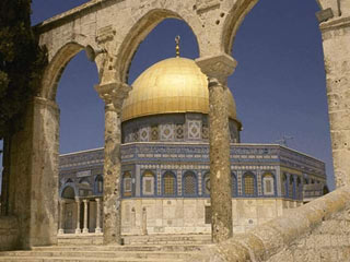 سياح يدخلون المسجد الأقصى بلباس "فاضح"