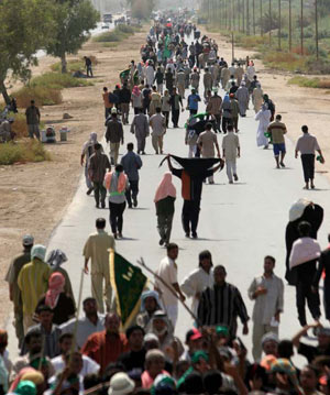 زوار من الدول العربية يسايرون الزائرين العراقيين من البصرة الى كربلاء