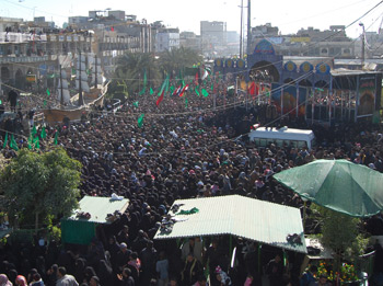 طالبات بحرينيات يشاركن زوار الإمام الحسين المسير الى كربلاء