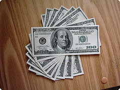 الدولار يقترب من اعلى مستوى له منذ شهر امام الين في اسيا صباحا