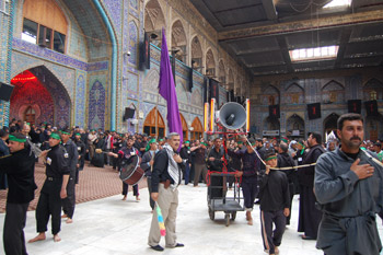 بدء مراسيم عزاء الزنجيل في كربلاء وافواج الزائرين تدفق بشكل مستمر نحو مرقد الامام الحسين