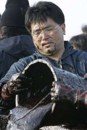 اللون الاسود يغطي شواطئ كوريا الجنوبية في أسوأ تسرب نفطي