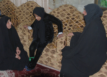 شفاء طفلة مشلولة اثناء وصولها مرقد الامام الحسين عليه السلام