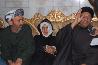 طفلة من كركوك عجز الأطباء عن شفائها ولكنها انتفضت ماشية في موكب عزاء الحسين