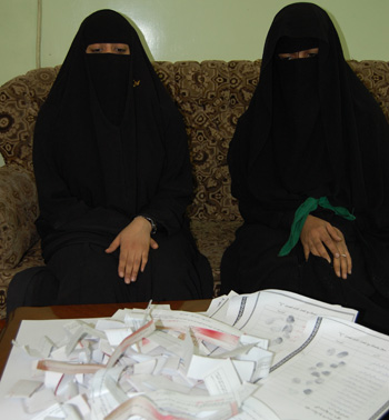 اطفال من المملكة العربية السعودية يبعثون بأوراق عهد  مع الإمام الحسين يضعوها داخل ضريحه الشريف