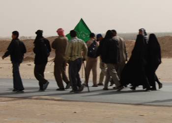 انطلاق قوافل المعزين من اهالي كربلاء مشيا على الاقدام نحو مدينة النجف الاشرف