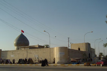 إجراءات أمنية مشددة ومئات الالاف يزحفون مشيا على الإقدام لزيارة مرقد الحر في كربلاء