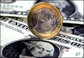 الدولار يرتفع أمام اليورو ويتراجع مقابل الاسترليني