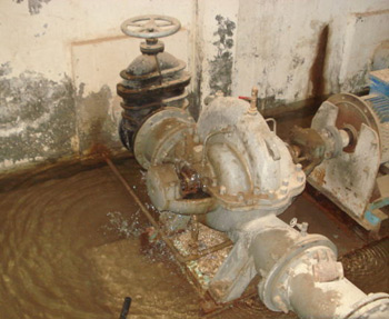 مؤسسة المعرفة تجمع المسؤولين في مديرية ماء كربلاء مع المواطنين لعرض مشاكلهم ووضع الحلول لها