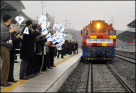 تدشين خدمة قطارات منتظمة بين الکوريتين