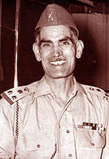 قوة تداهم منزلاً وتسرق سيارة عبدالكريم قاسم