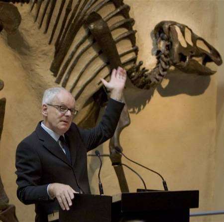 متحدف كندي يعرض اطول ديناصور كان مفقودا منذ فترة طويلة