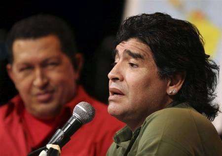 مارادونا يرغب في اضافة وشم للرئيس الفنزويلي شافيز