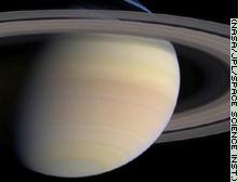 علماء الفلك حلقات زحل عمرها 4.5 مليار سنة