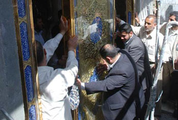 نصب باب الامام الرضا الذهبية ذات المصراعين على احد منافذ الحرم العباسي المطهر في كربلاء