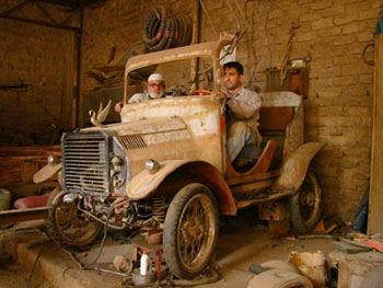 رجل يصنع سيارة في كربلاء من مخلفات ورش الحدادة