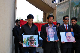 حفل تأبيني في كربلاء  مع وضع قبور رمزية  لثلاثة فنانين عراقيين مبدعين