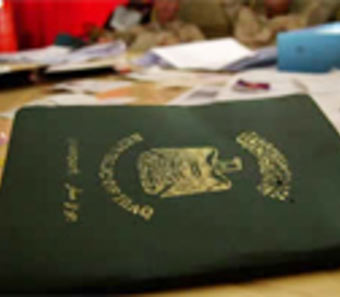 مواطنون في كربلاء يتهمون دائرة الجوازات بالاهمال