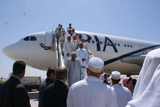 طائرة باكستانية تحط في مطار النجف لأول مرة منذ 20 عاما
