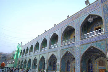 نصب سياج معدني لشرفات الطابق الثاني بعد إكساء واجهة الضلع الشرقي بالكاشي الكربلائي للعتبة العباسية