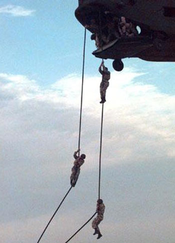 في انزال جوي قوة عسكرية تعتقل مسؤول شركة زين للاتصالات في كربلاء والشركة تنفي علاقتها بالمعتقل