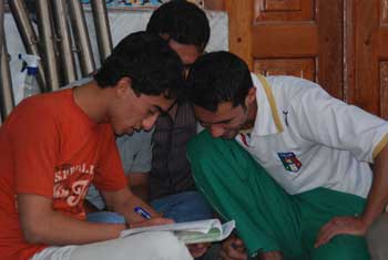 امتحانات الطلبة وانقطاع  التيار الكهربائي همّ ينتظر الفرج