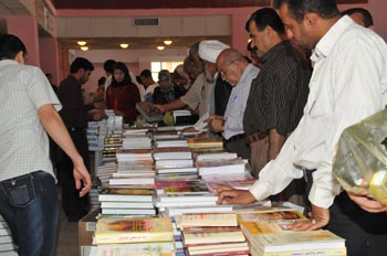 البصرة تشهد اقبالا واسعا على اقتناء الكتب العلمية والدينية ومختصون يتفائلون بمستقبل الثقافة العراقية