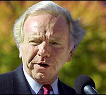 سيناتور أمريكي يحذر من نشر صور تعذيب السجناء في العراق ويعتبرها عملية "تلصص"