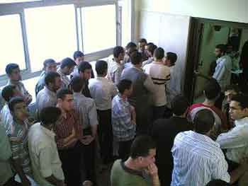 كربلاء: مراجعو دوائر الدولة يشكون... وموظفوها يقولون"مبالغات