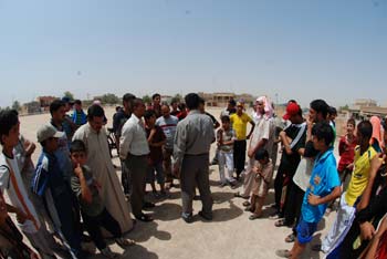 تظاهرة لشباب رياضيين في ناحية الحر تنديدا لتجريف احد الملاعب من قبل بلدية الناحية