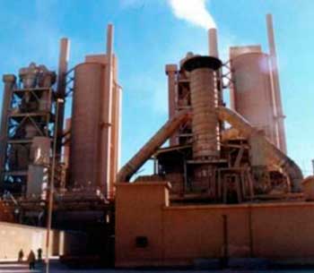 تظاهرة سلمية لموظفي معمل سمنت كربلاء تطالب بإقالة مديرهم وفتح تحقيق بالفساد المالي والإداري