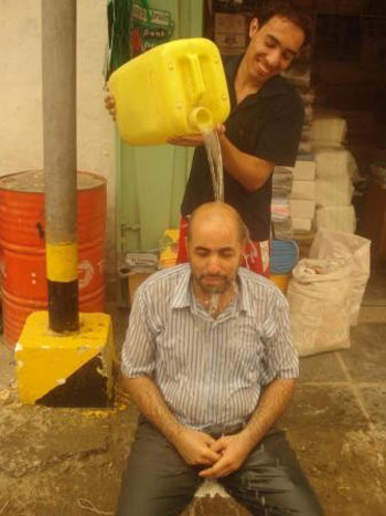 عراقي يعتمد طريقة (خالف تعرف) للتخلص من حرارة الصيف اللاهب